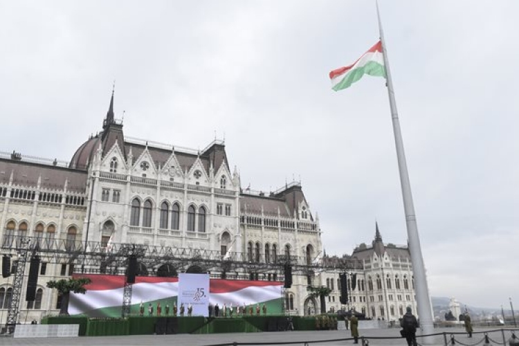 Felvonták a nemzeti lobogót az Országház előtt