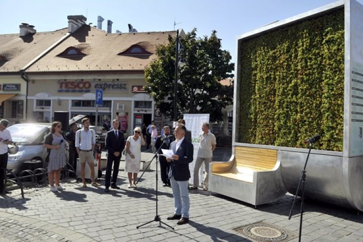 Légtisztító mohafalat adtak át a fővárosban