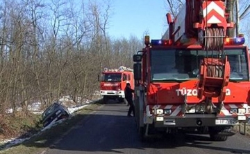 Attala térségében egy személyautó árokba hajtott