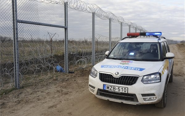 Csaknem négyszáz határsértőt fogtak el a hétvégén