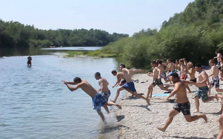 Ma ugranak a folyókba a természetvédők 