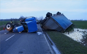 Teljes útzár a káposztát szállító traktor balesete miatt a 451-es úton