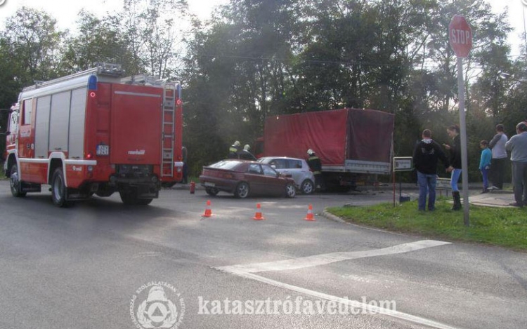 Két személyautó és egy teherautó ütközött Dombóváron 